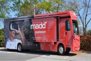 حافلة MADD Canada توفر تجربة الواقع الافتراضي للقيادة تحت تأثير الكحول لتثقيف سكان ريجينا
