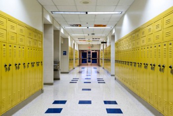 مراهق يواجه إتهامات بالاعتداء الجنسي في مدرسة واترداون الثانوية في هاميلتون
