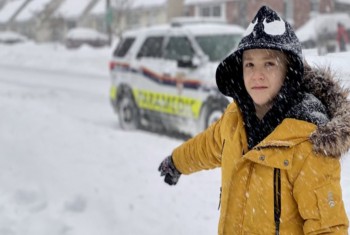 طفل ينقذ مسن من التجمد تحت الثلوج التي غطته كاملاً