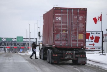 إعتباراً من 22 يناير قواعد جديدة سترفع  تكاليف الشحن …..  إلزام سائقي الشاحنات بين أمريكا وكندا بلقاح كورونا