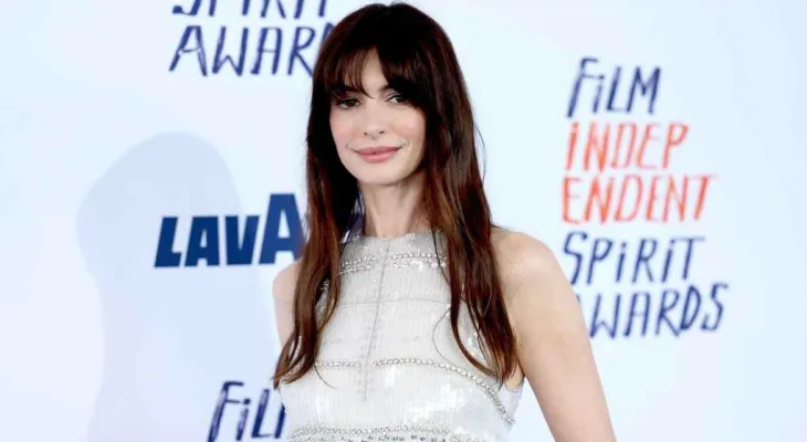 Anne Hathaway fait une fausse couche en jouant le rôle d'une femme enceinte sur scène