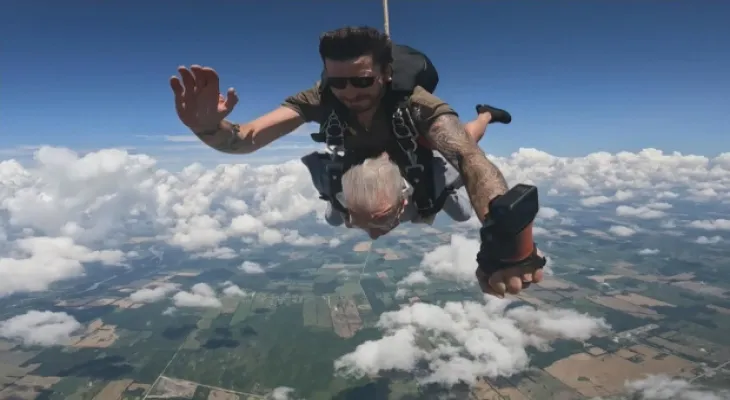 « Je l'ai fait »... Un Canadien de 100 ans saute en parachute pour collecter des fonds pour un hôpital pour enfants
