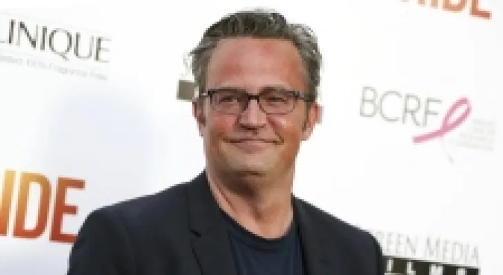Le médecin accusé de la mort de Matthew Perry comparaît devant le tribunal après avoir conclu un accord de plaidoyer.