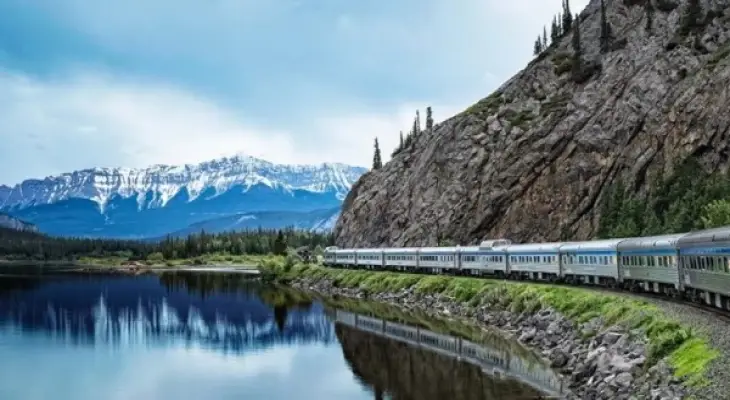 Hébergement mobile à bord des trains de luxe à travers les montagnes du Canada