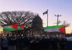Dans une première historique : le drapeau palestinien est hissé pour la première fois sur des bâtiments municipaux et officiels dans plusieurs villes canadiennes