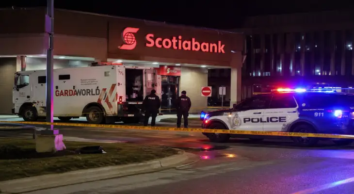 Blessure d'un employé d'une société de transport de fonds par balle lors d'un braquage armé dans une banque à Waterloo