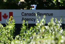 Mère célibataire au Canada confrontée à des pressions financières après des mois d'attente pour un remboursement d'impôt