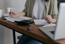 بلوغ سن 65 في كندا يغيّر عدداً من المزايا والاعتمادات الضريبية