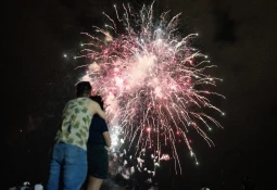 Toronto célèbre la fête du Canada avec de vastes festivités et des feux d'artifice à plusieurs endroits