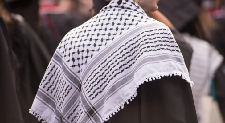 نزع الكوفية عن طالبة خلال حفل تخرج في ساسكاتون يثير انتقادات واسعة