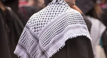 نزع الكوفية عن طالبة خلال حفل تخرج في ساسكاتون يثير انتقادات واسعة