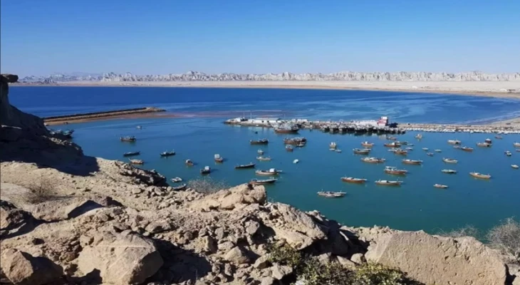 الحرس الثوري الإيراني يحذر واشنطن: لا دور للأجانب في هرمز وأي مغامرة ستواجه برد حاسم