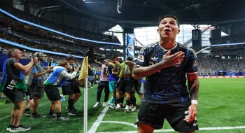 Argentina turns the tables on England with a last-minute goal and qualifies for the World Cup final