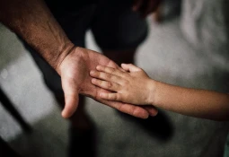 L'augmentation de l'allocation canadienne pour enfants entre en vigueur lundi.. et le montant des paiements varie selon le revenu familial